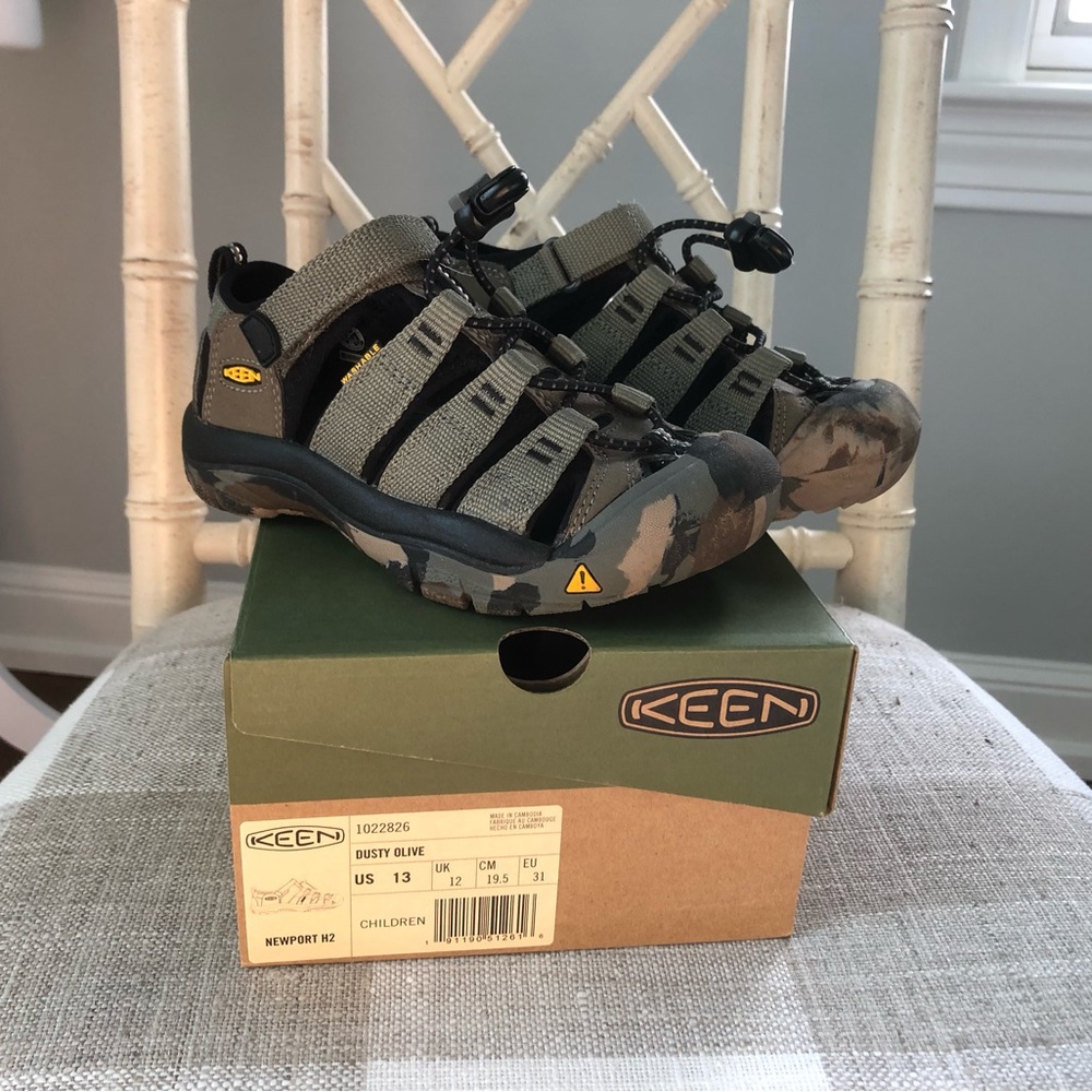 Keen Newport H2 size 13 boys shoe in dusty olive